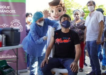 Alcalde Pumarejo recibió la dosis 60.000 aplicada en un punto móvil