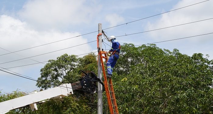 Instalación de redes eléctricas en sectores de Palmar de Varela