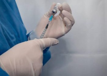 Además del COVID, usted necesita vacunas que también pueden salvarle la vida