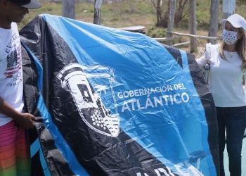 Gobernadora entregó cometa nueva al kitesurfista atlanticense Duván Macías