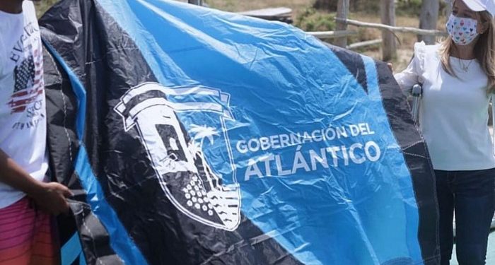 Gobernadora entregó cometa nueva al kitesurfista atlanticense Duván Macías