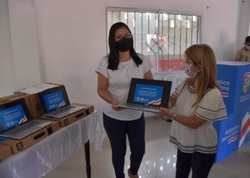 Gobernadora del Atlántico entregó dotación para proyectos de innovación a tres colegios del departamento