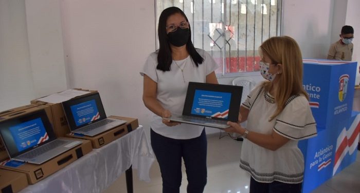 Gobernadora del Atlántico entregó dotación para proyectos de innovación a tres colegios del departamento