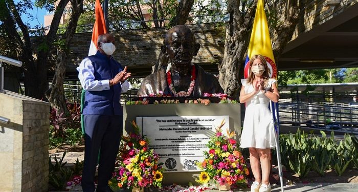 Gobernadora del Atlántico recibió busto de Gandhi en la Plaza de la Paz, por parte de la Embajada de la India