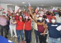 Todos juntos alrededor de Jezmi Barraza