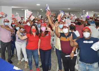 Todos juntos alrededor de Jezmi Barraza