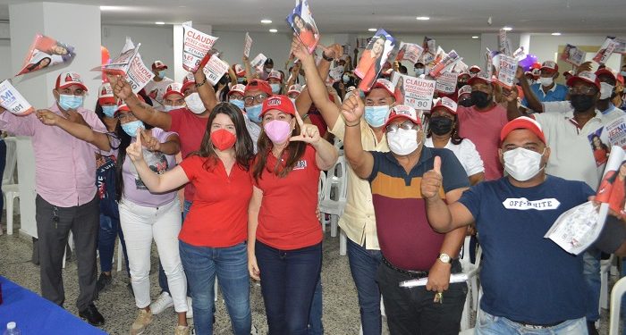 Todos juntos alrededor de Jezmi Barraza