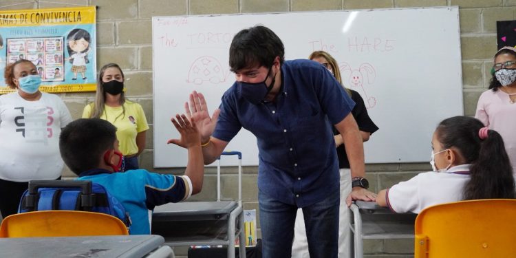 Distrito entrega dotación de recursos bilingües al 100% de los colegios oficiales