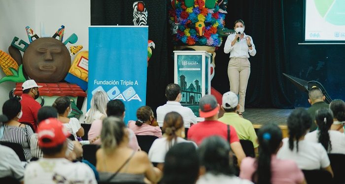 AmbientArte, el concurso de la Fundación Triple A para premiar las mejores creaciones de canecas tragaplásticos