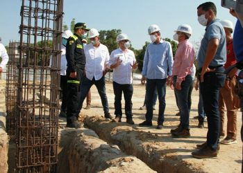 Alcalde Ucrós inspeccionó construcción de parques de Villa Katanga y Los Cedros