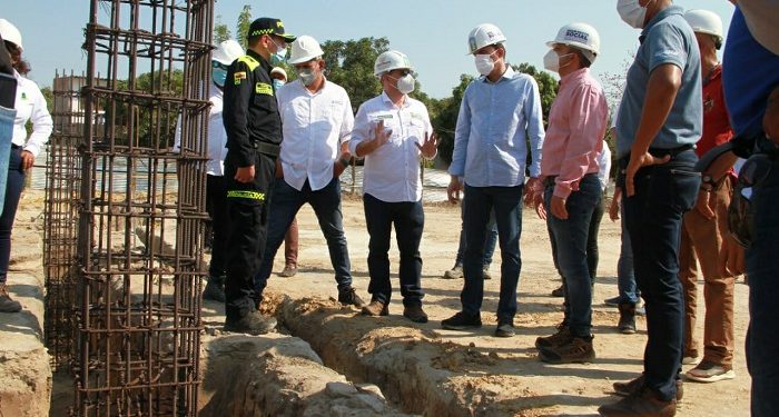 Alcalde Ucrós inspeccionó construcción de parques de Villa Katanga y Los Cedros