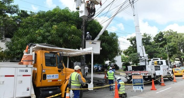 Mañana, instalación de postes y redes en sectores de Villa Santos y El Poblado