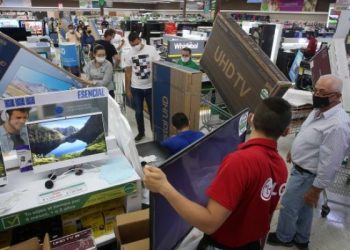 Gobierno y comerciantes se preparan para primer día sin IVA en el 2022