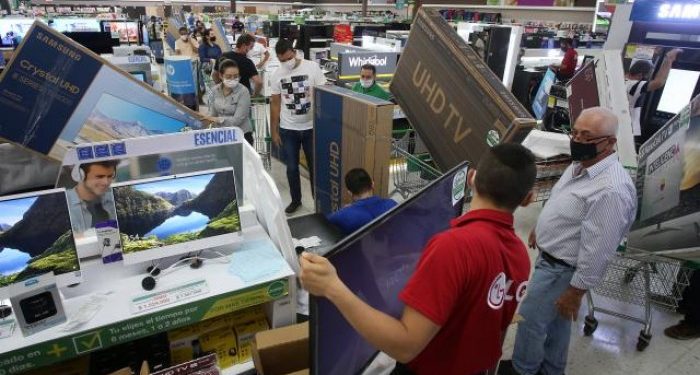 Gobierno y comerciantes se preparan para primer día sin IVA en el 2022