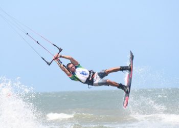 Maratónica jornada en el segundo día del Mundial de Kitesurf