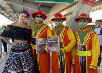 Reina del Carnaval entrega tapabocas a usuarios de Transmetro