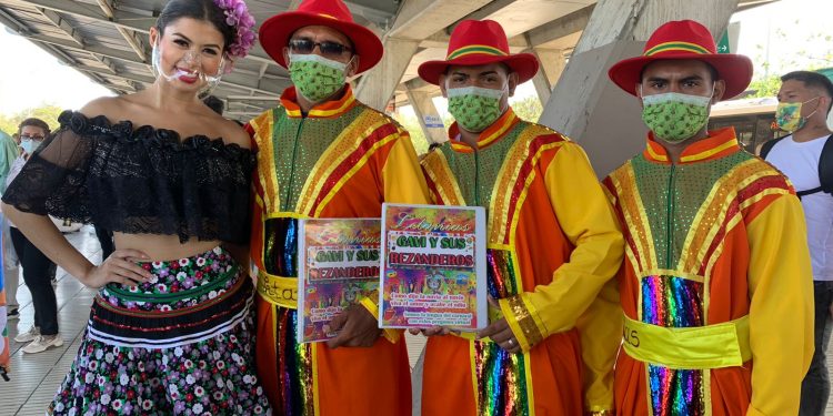 Reina del Carnaval entrega tapabocas a usuarios de Transmetro