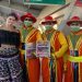 Reina del Carnaval entrega tapabocas a usuarios de Transmetro