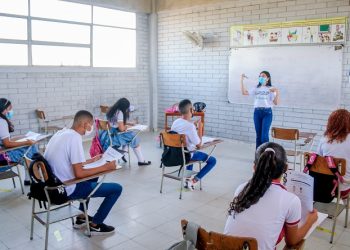 Con becas, acompañamiento formativo y formación bilingüe, maestros de Barranquilla celebran su día 