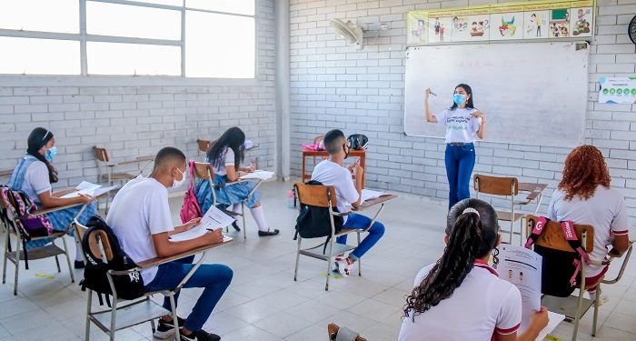 Con becas, acompañamiento formativo y formación bilingüe, maestros de Barranquilla celebran su día