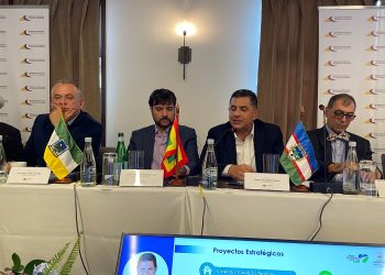 Alcalde Pumarejo entrega a Gobierno nacional entrante, propuesta para bajar tarifas de energía 