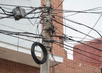 Barranquilla comenzó a decirle adiós a las ‘telarañas’ de cables en los postes 