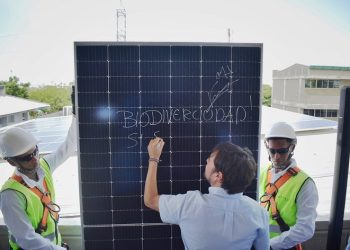 Con paneles solares en colegio oficial, se enciende la era de la energía limpia en Barranquilla 