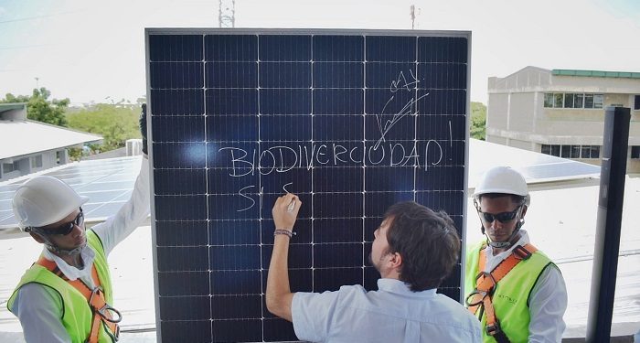 Con paneles solares en colegio oficial, se enciende la era de la energía limpia en Barranquilla
