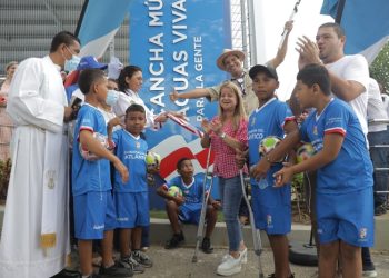 Gobernadora Elsa Noguera, entregó cancha de fútbol al corregimiento de Aguas Vivas