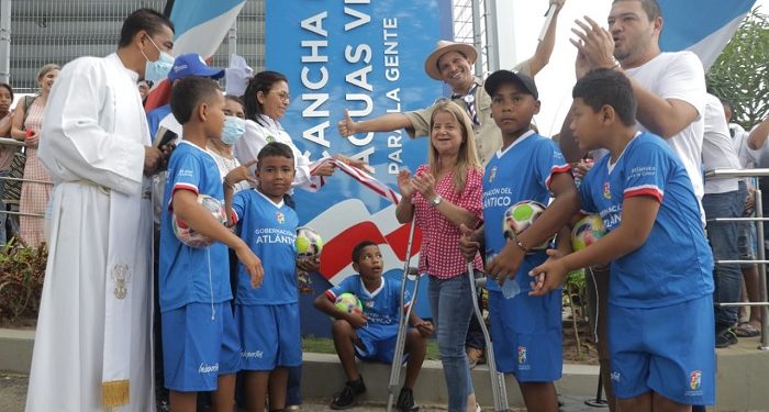 Gobernadora Elsa Noguera, entregó cancha de fútbol al corregimiento de Aguas Vivas