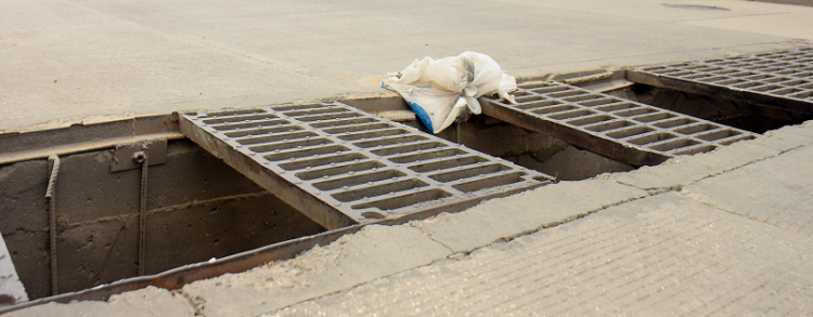 Avanza operación para reponer rejillas robadas en diferentes puntos de Barranquilla