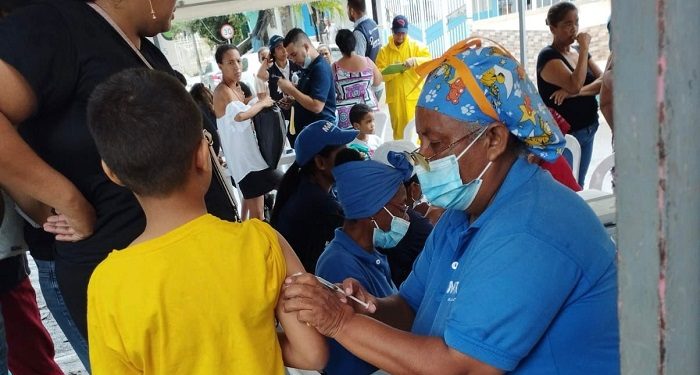 Familias afectadas por lluvias en La Loma de La Manga reciben atención en salud