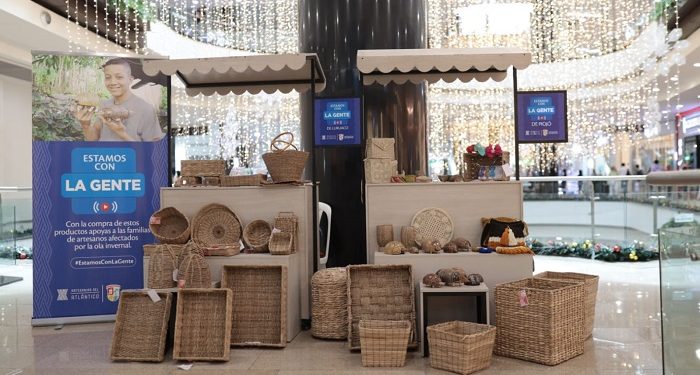 Gobernación apoya a los artesanos de Piojó y Luruaco, afectados por la ola invernal, en la venta de sus productos