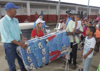 Gobernadora del Atlántico entregó ayudas humanitarias a familias damnificadas en Luruaco, Sabanalarga y Repelón