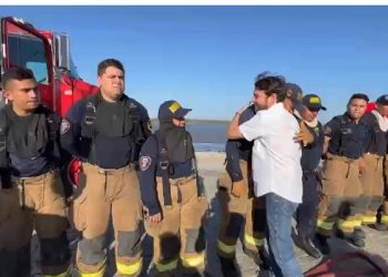 En el lugar de la emergencia, alcalde Pumarejo agradece a Cuerpo de Bomberos