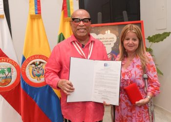 Gobernadora condecoró al maestro Álvaro Barrios con la medalla Puerta de Oro de Colombia