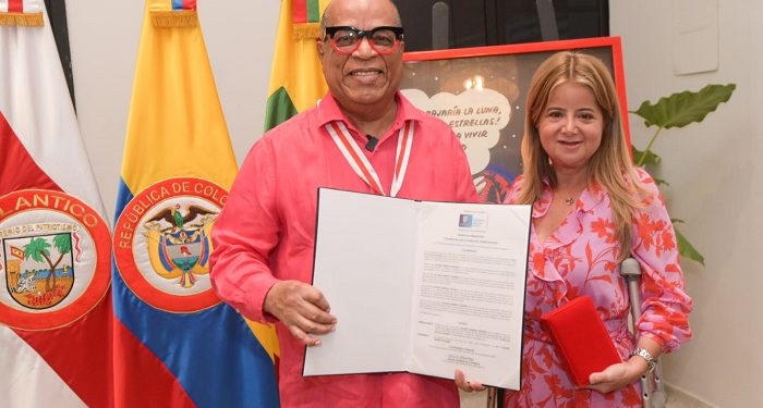 Gobernadora condecoró al maestro Álvaro Barrios con la medalla Puerta de Oro de Colombia