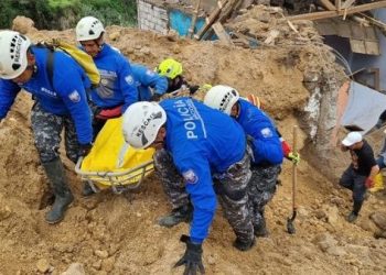 Suben a 17 los muertos por alud de tierra en Alausí, Ecuador