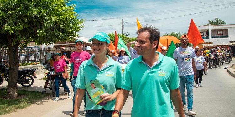 Casa a casa, caravana de Alfredo Varela se tomó las calles de Manatí