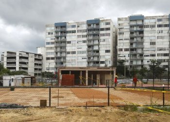 Parque con vocación deportiva: en Villa Carolina se construyen 3 canchas de tenis