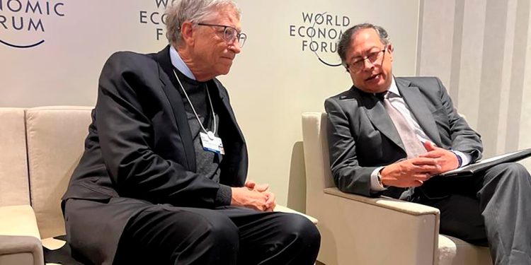 Impulsar inteligencia artificial en Colombia con base en energías limpias, tema del encuentro del presidente Petro y Bill Gates