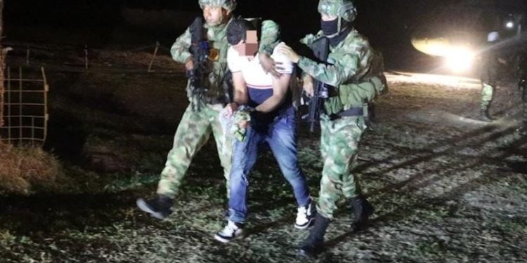 Ejército Nacional rescata a un hombre que era movilizado con cadenas en una vía en el sur de Bolívar