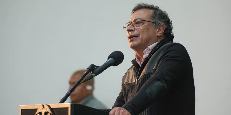 ‘Están intentando quitarle el derecho político a la gente que votó por Petro y a Petro’, denuncia presidente de la República