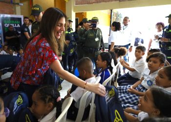 Primera dama, Katia Nule, acompaña el regreso a clases con la entrega de kits escolares