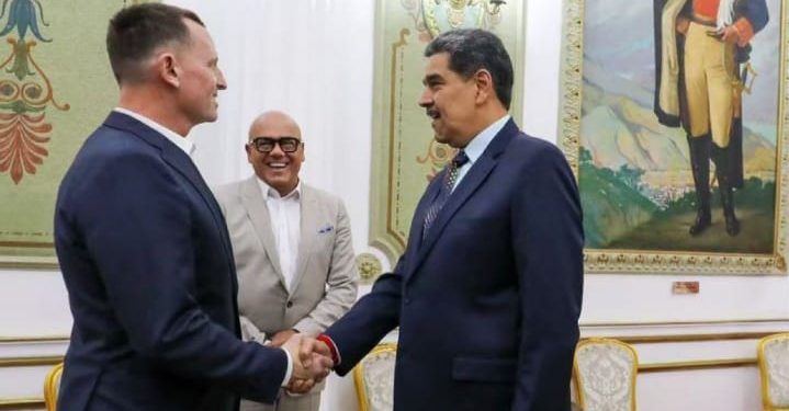 Maduro y enviado de Donald Trump se reunieron para acordar vuelos de deportación de migrantes venezolanos