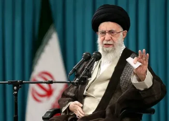 El líder supremo de Irán amenaza a EE.UU. con un «daño irreparable» si entra en el conflicto del lado de Israel