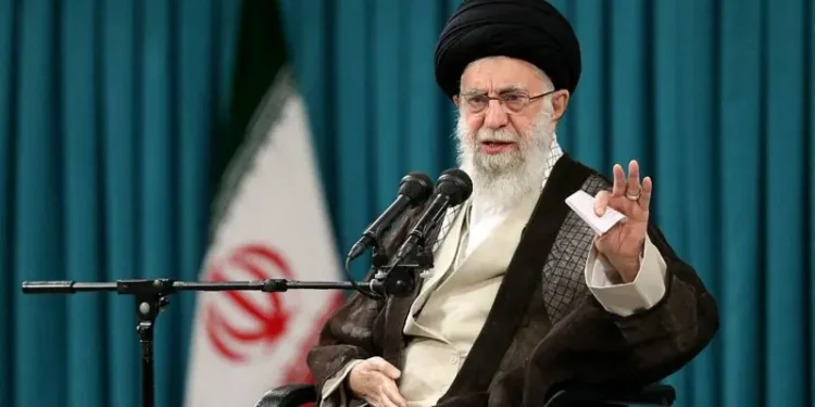 El líder supremo de Irán amenaza a EE.UU. con un «daño irreparable» si entra en el conflicto del lado de Israel