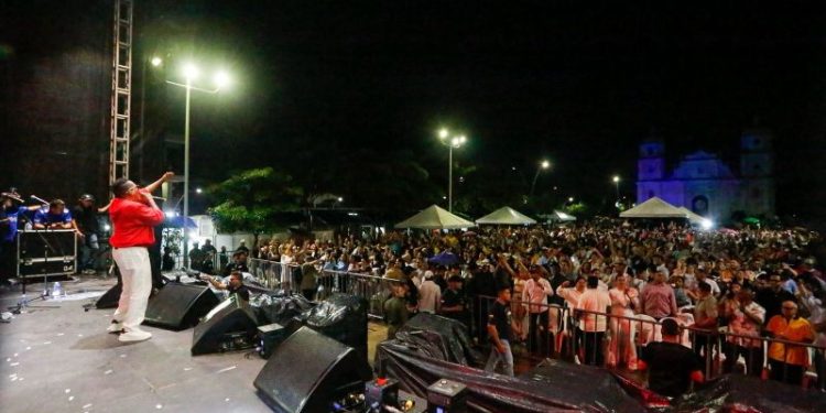 Soledad vibró con una noche de música y tradición durante sus Fiestas Patronales 2025