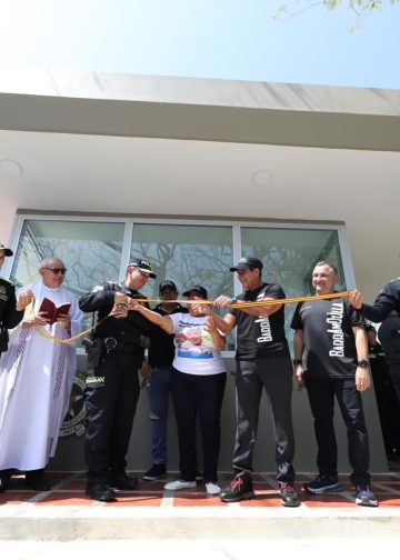 Alcalde Char entrega nuevo CAI en La Victoria