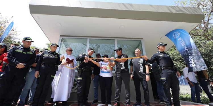 Alcalde Char entrega nuevo CAI en La Victoria